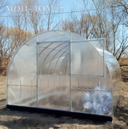 Теплица Восточная Усиленная 4 метра с поликарбонатом | Мой-Дом27 | Каркас изготовлен из оцинкованной замкнутой трубы 20*20 мм.<br>
 Ширина - 3&nbsp;метра. Высота - 2,1 метра. Длина 4 метра.&nbsp;<br>
 Выдерживаемая снеговая нагрузка - 150 кг/м2. Выдерживаемая ветровая нагрузка - до 20 м/с.<br>
 Расстояние между дугами 0,65&nbsp;метра.&nbsp;Толщина металла дуг 1,2 мм.&nbsp;Ширина двери 0,96 метра.<br>